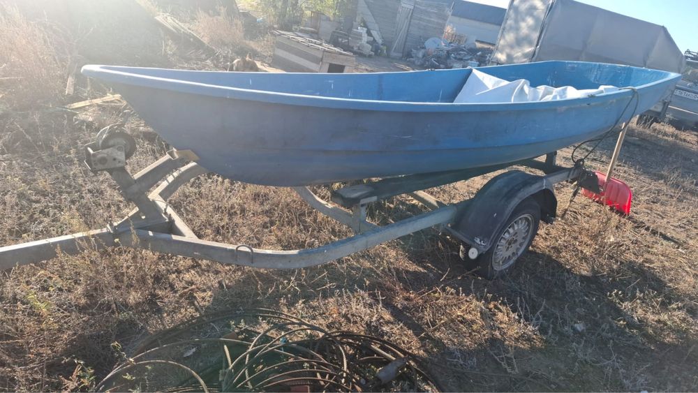 Лодка с прицепом и мотором