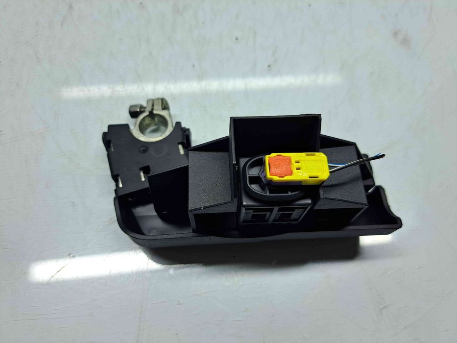 Borna baterie (+) cu capsa  AUDI A4 (8K2, B8) [Fabr 2008-2015] 8J0915