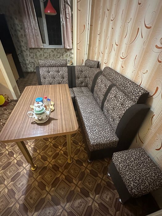 Кухонный уголок и стол к нему в комплекте