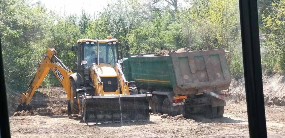 Prestări servicii cu buldoexcavator, pret200 lei, ora de funcționare.