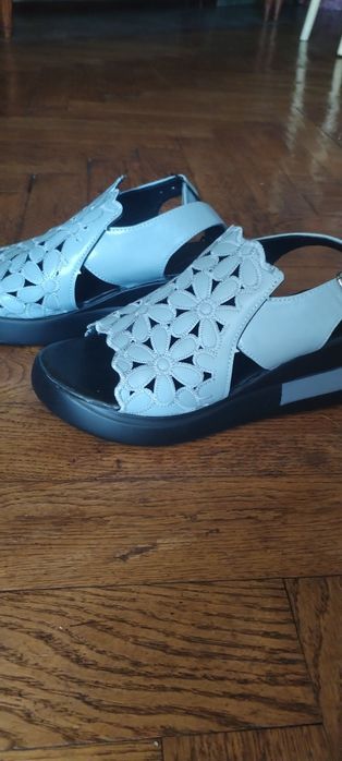 Vand sandale noi de piele