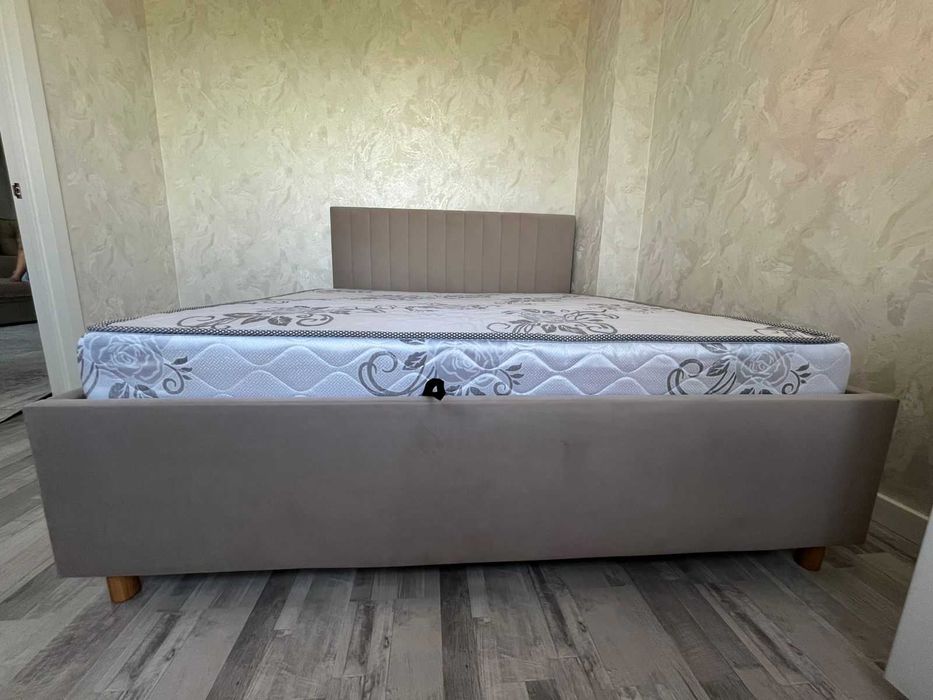Продаю двуспальную кровать