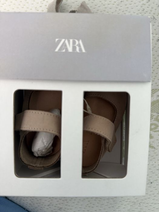 Малки бебешки обувки за момиче 3-6 месеца на Zara