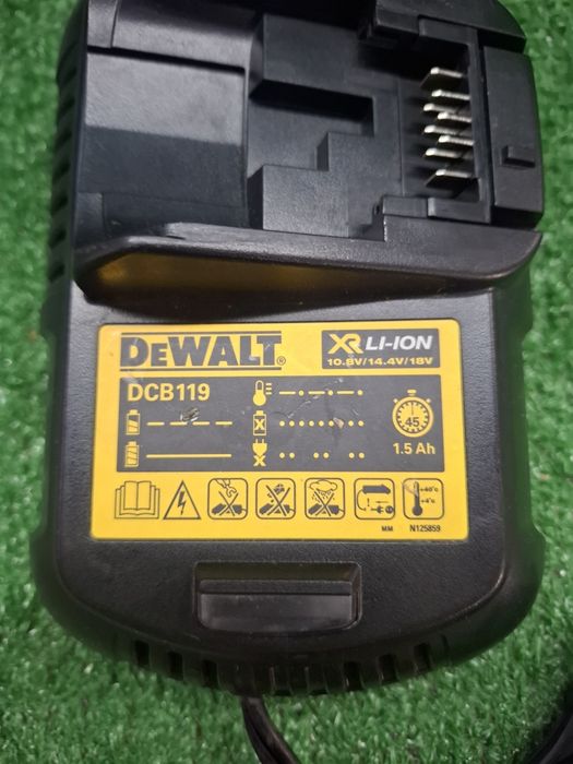 Зарядно на Dewalt DCB119 за кола