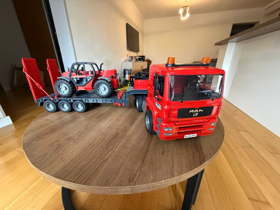 Camion MAN TGA cu remorcă și manipulator telescopic- Bruder