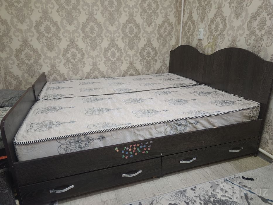 Bolalar karovati matraslik va 2 ta tortmasi bor
