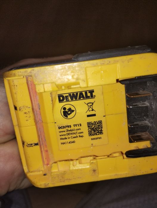 Replica brusheless DeWalt 18V nouă nefolosită  și autofiletnata  cu încărcător defect