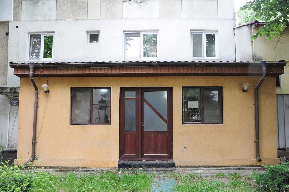 Proprietar vand apartament 2 camere + extindere, parter 52 mp acte in regula intabulat CF, pretabil spatiu comercial