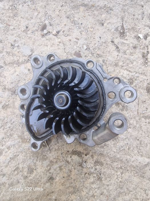 ОРИГИНАЛНА водна помпа за PEUGEOT 3008 1.5 hdi 131 ps