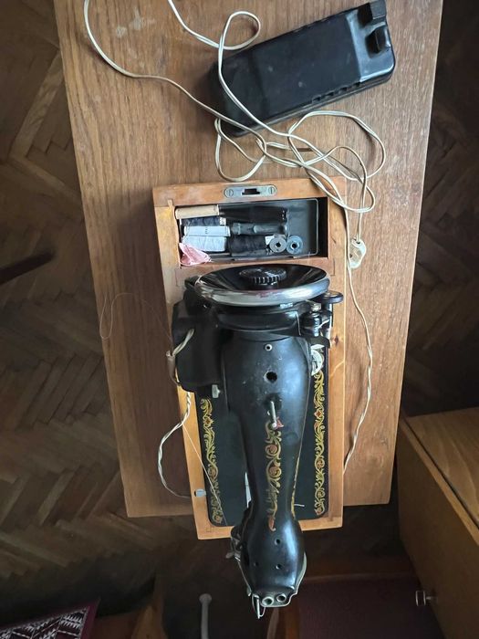 Vand masina de cusut electrica ruseasca in stare buna de functionare