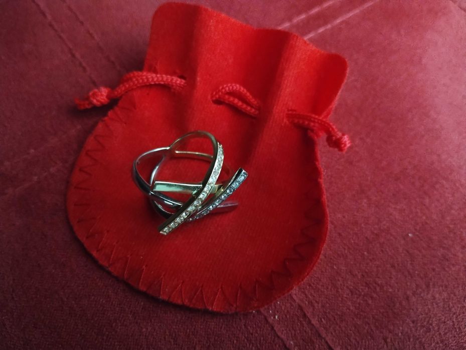 Нестандартен златен пръстен за дами с изискан вкус