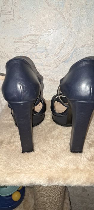 Продам босоножки