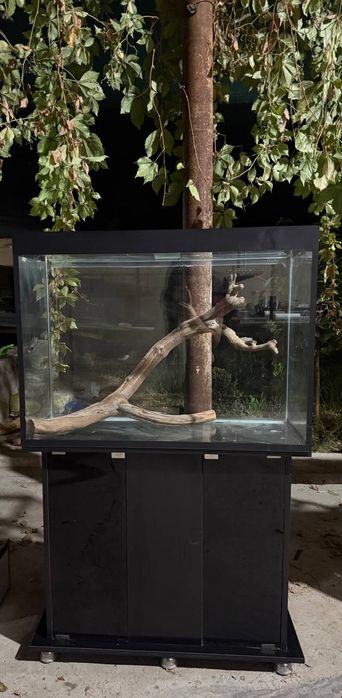 akvarium sotiladi 120 litr uzunligi 80sm xolati zor shu turishi