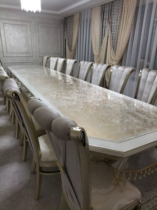 Стол со стульями