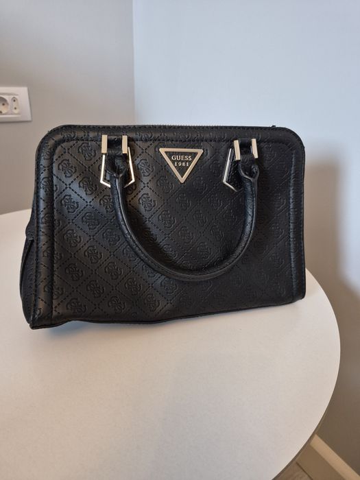 Geanta neagra Guess.