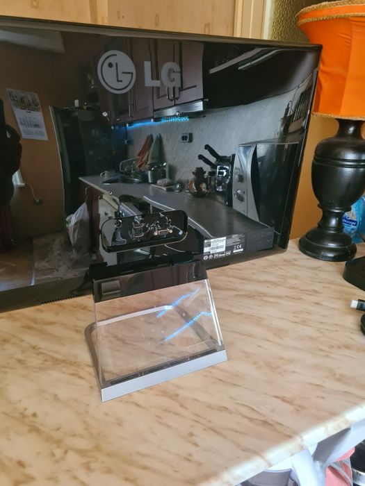 Монитор LG 27" с прозрачна стойка.