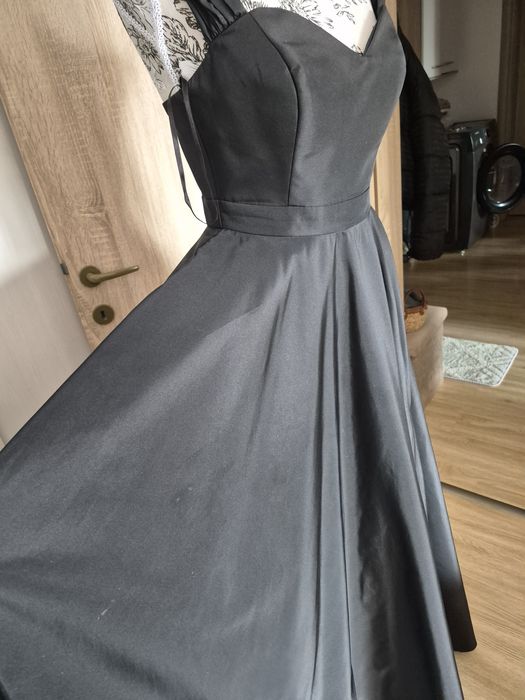 Rochie bal,are buzunare si o despicatura pe picior,este superba!