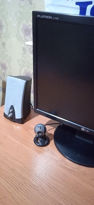 Письменный стол универсальный:с 3рабочими поверхностями,втч клавиатуры