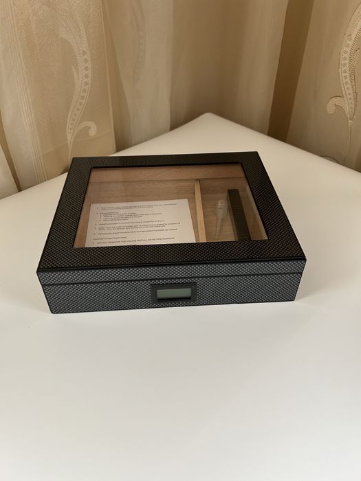 Хумидор за 30 пури – испански кедър, карбонов дизайн, хигрометър