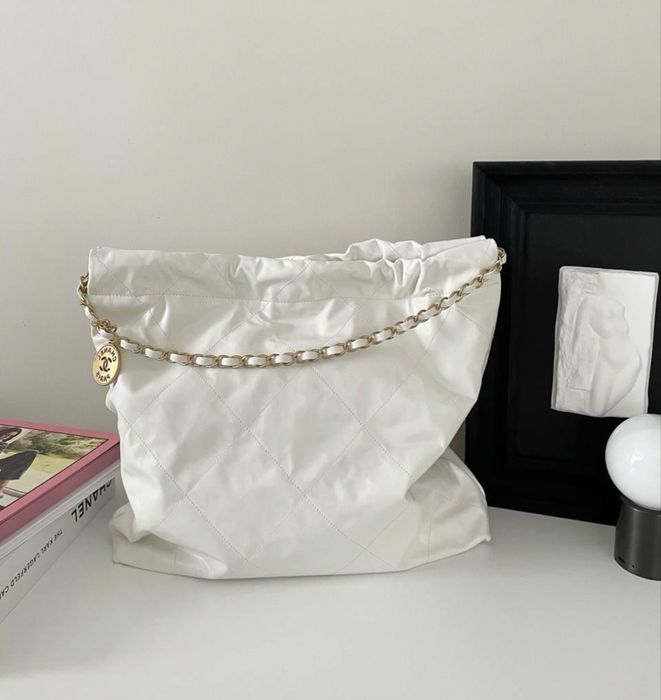 Дамска чанта Chanel – бяла, елегантна визия