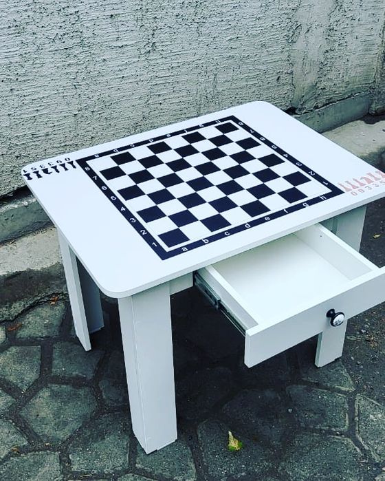 Шахматный стол с фигурами