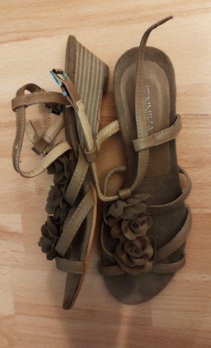 Сандали и чехли по 10 лева.