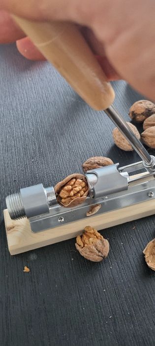 Орехотрошачка бадеми и лешници