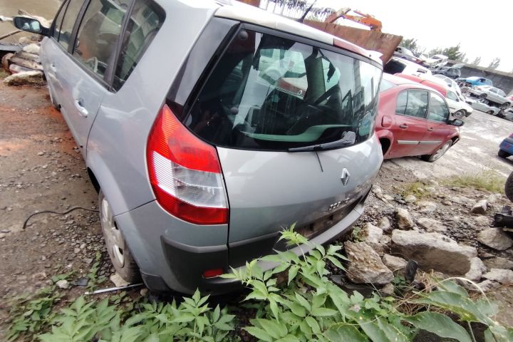 Far dreapta Renault Scenic a 2-a generatie