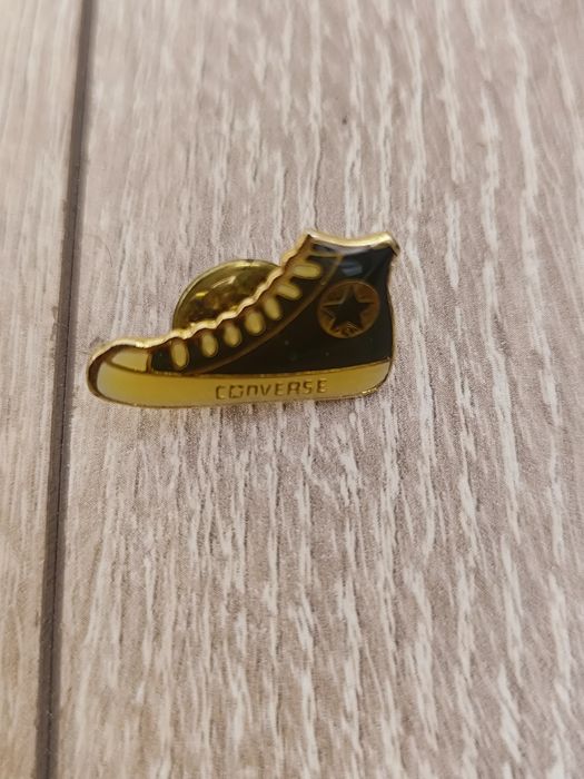 Insigna metalica Converse