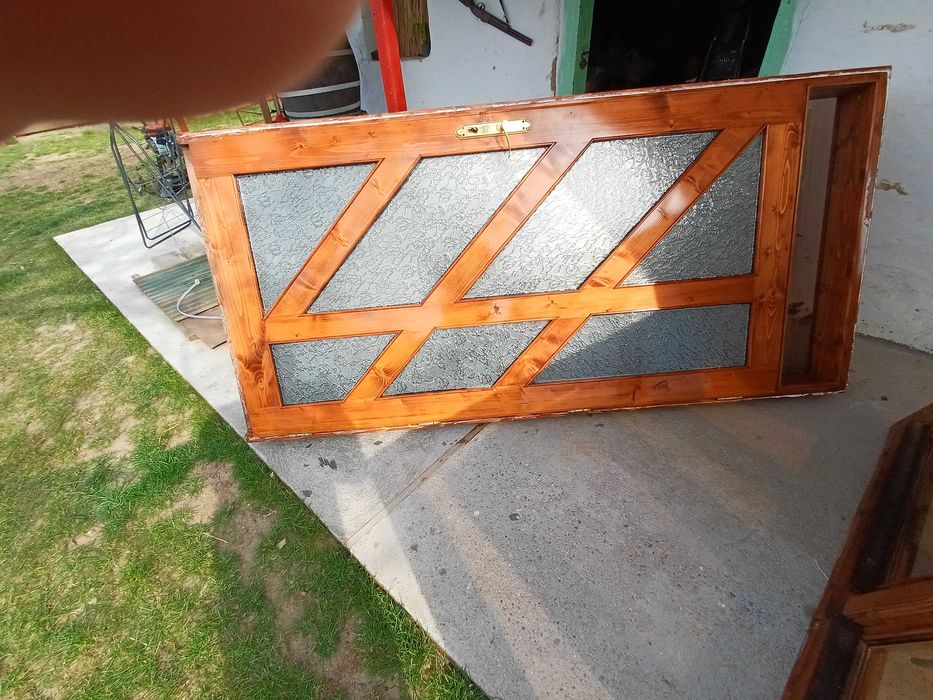 Vând ușă si 2 geamuri in stare buna