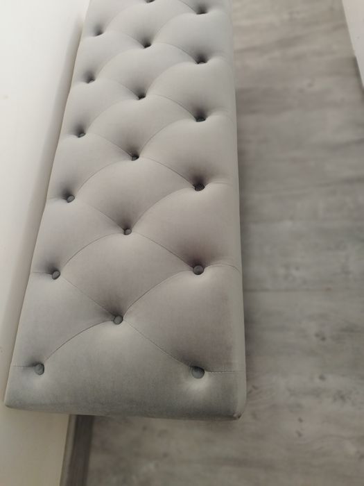 Vând băncuță , bancheta Chesterfield tapițată din catifea gri