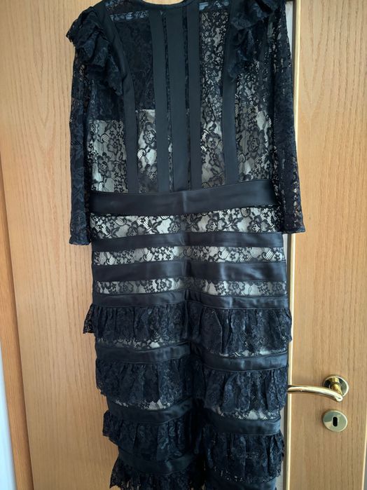 Rochie eleganta negra din dantela cu volane .
