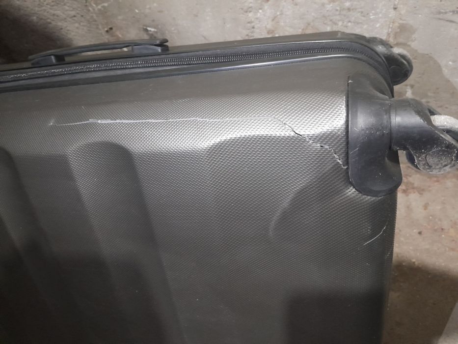 Голям  пътнически  куфар  aerolite с колелца