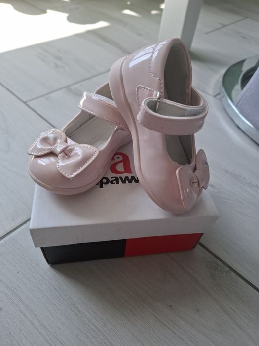 Бебешки лачени сандалки