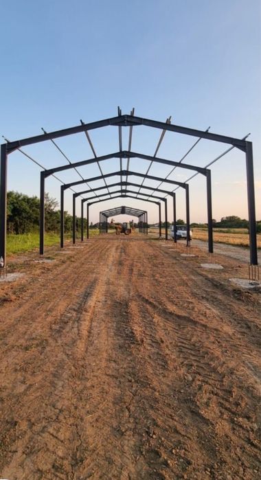 Hala metalica invelita cu tabla sau panouri