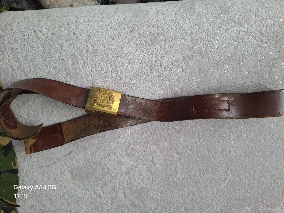 Ofer spre vânzare tinuta de armată