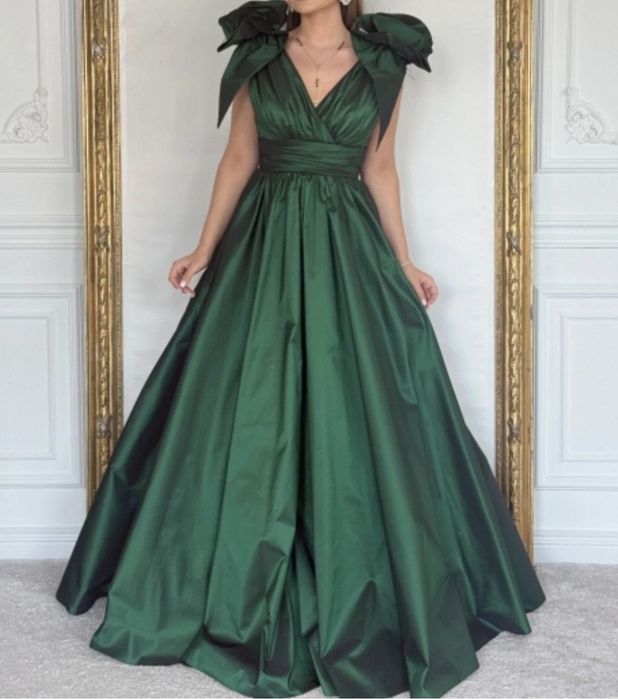 Rochie eleganta  marime 38 M, noua cu eticheta, include cercei  si poseta