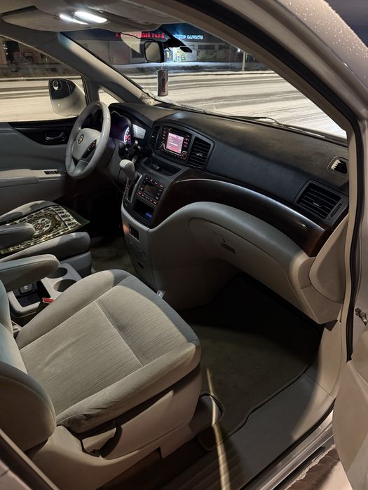 Машина Nissan quest