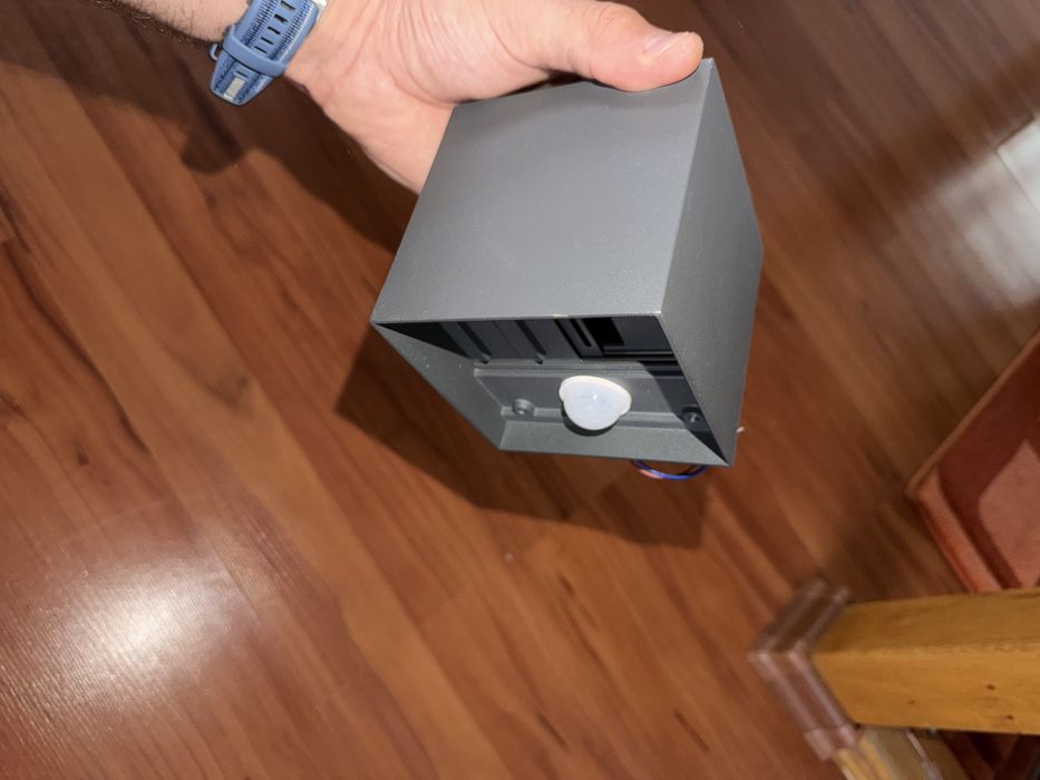 Spot LED cu senzor de miscare