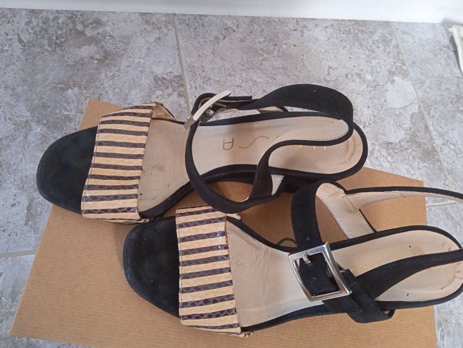 Босоножки на танкетке