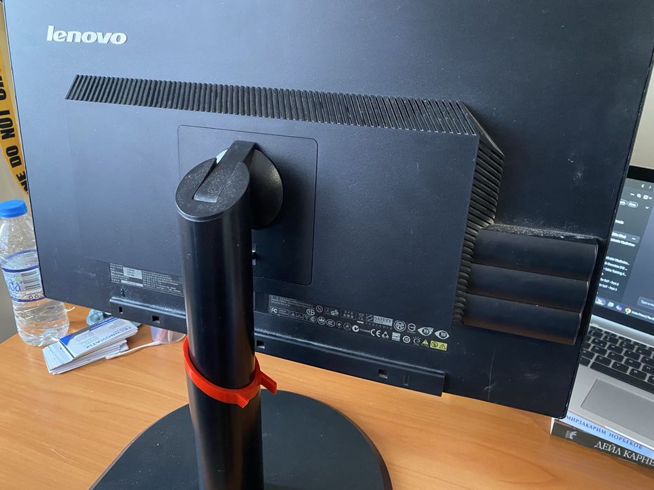 Монитор Lenovo Thinkvision 23 инча за цял за части