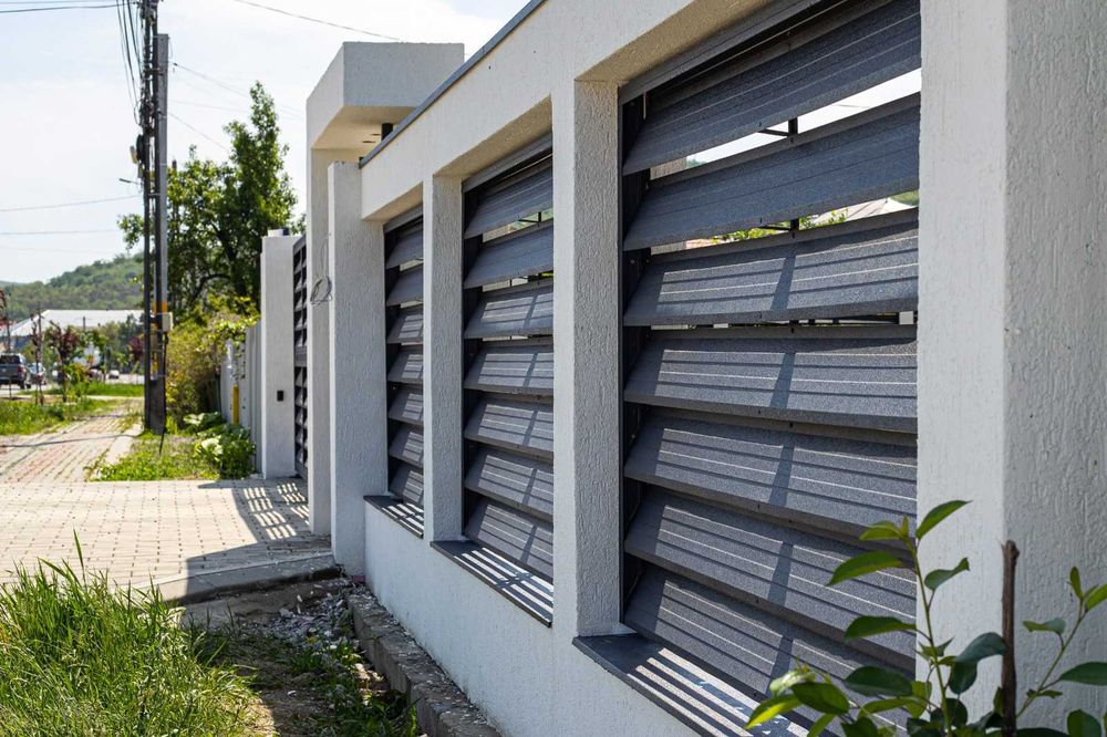 Gard ventilat tip jaluzea