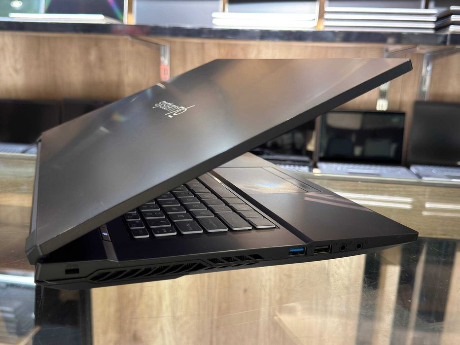 System76 Gazellen Core i7-11800H ram 16 ssd 256 RTX 3060 6 gb