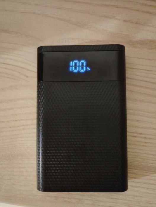Powerbank със сменяеми Panasonic батерии и 8000 mah (40.5 Wh) реален капацитет, 20W зареждане