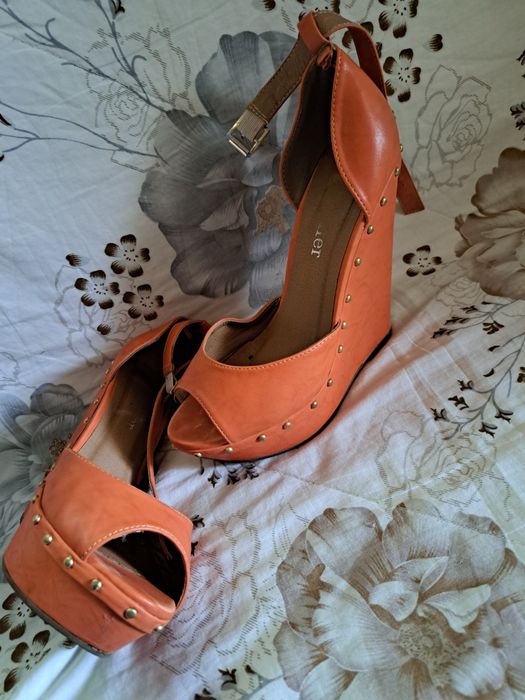 Продам летнюю обувь 3000 тыс