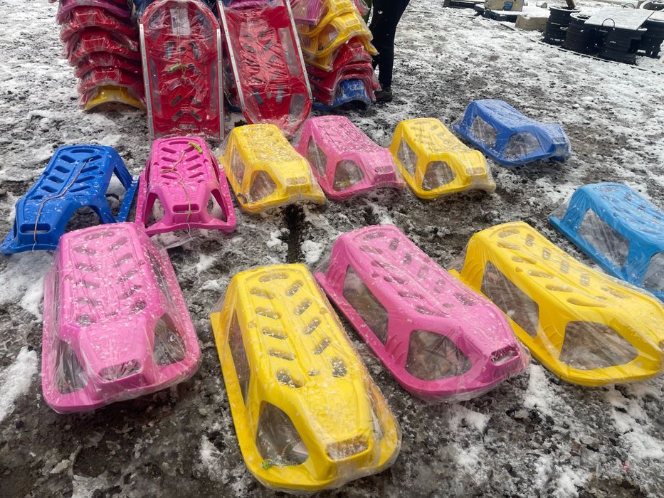 Sanie din plastic cu spatar