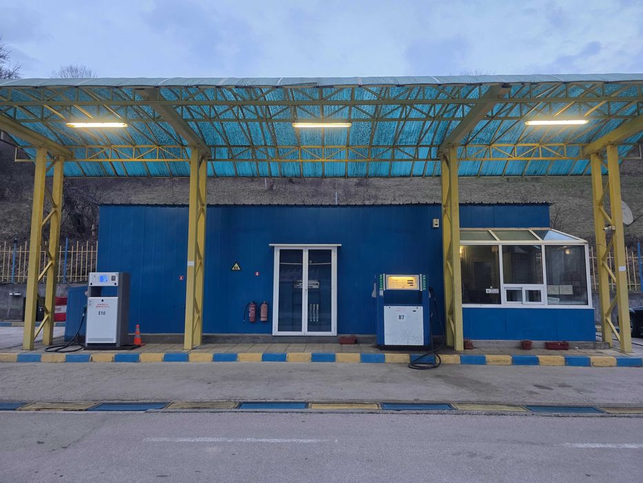 Работеща бензиностанция с газстанция и автомивка