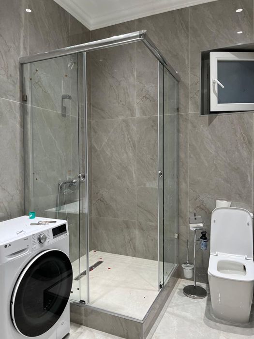 Душевые кабины , перегородки из стекла