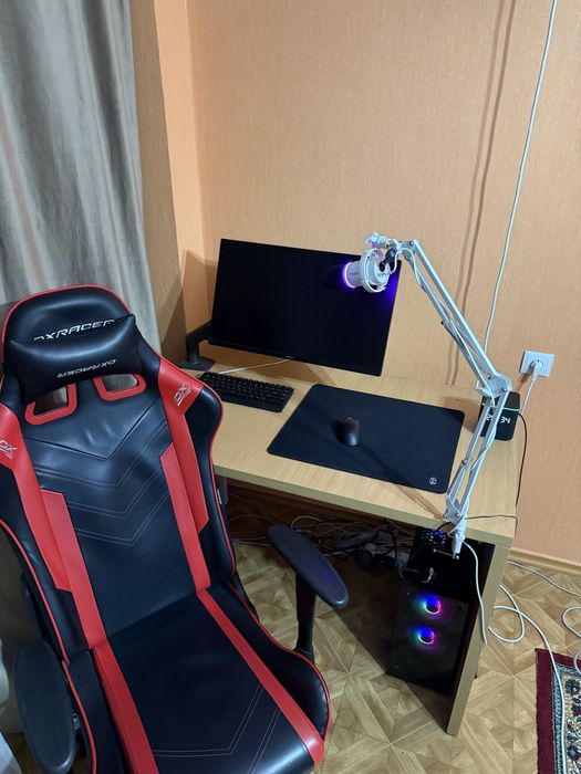 Компьютерный стол из дерева