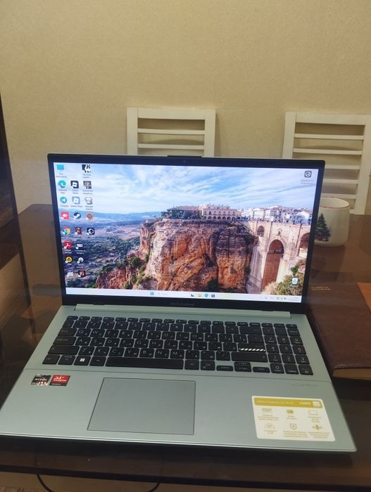 Продаю новый ноутбук свой несколько раз смотрела только кино